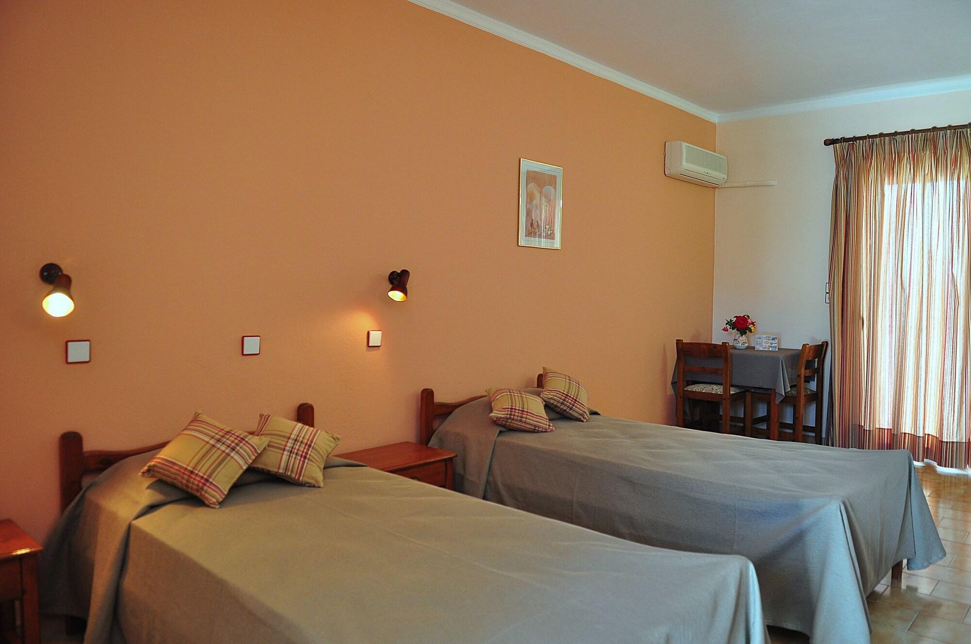 Sandys Studios Apartments And Log Villas ซาลิดี ภายนอก รูปภาพ