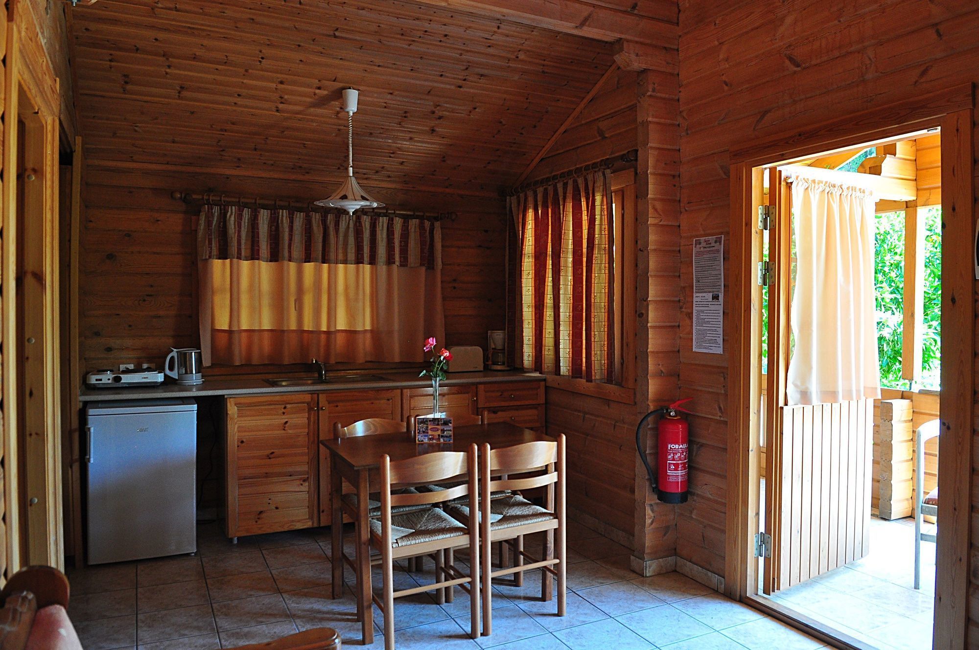 Sandys Studios Apartments And Log Villas ซาลิดี ภายนอก รูปภาพ